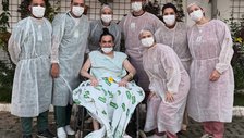 Após 37 dias internado, Ítalo John deixa quarto para passeio pelo hospital e celebra momento