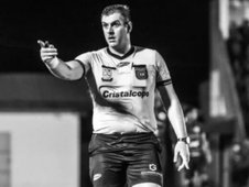 Árbitro de futebol morre aos 32 anos após carro bater em parede e pegar fogo (Foto: )