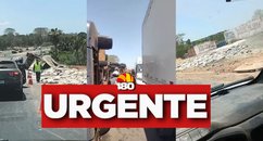 Caminhão carregado de arroz tomba na BR-343 e populares tentam saquear carga
