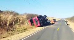Caminhão carregado de verduras tomba entre Parnaguá e Curimatá