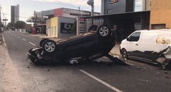 Carro bate em veículo estacionado e capota na avenida Visconde da Parnaíba
