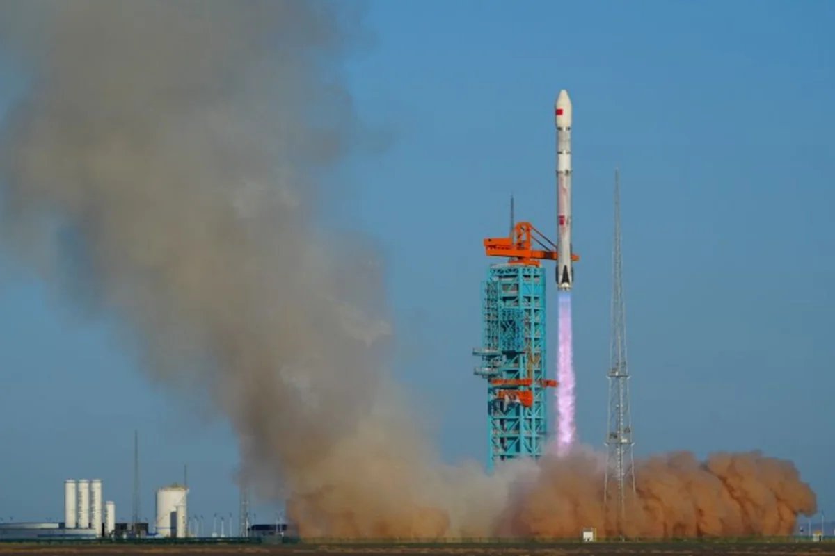Imagem ilustrativa sobre China surpreende com feito inédito: propulsor de foguete volta e pousa na terra, enquanto possível recorde de recall de 4,3 milhões de carros alavanca pressão logística