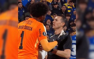 Corinthians repudia atos de racismo contra Hugo Souza na Libertadores