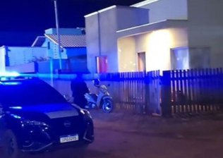 Dupla invade residência e mata homem a tiros na frente da esposa