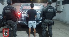 Dupla sem placa foge da Rone, bate em árvore e é detida na zona Leste de Teresina