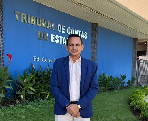 Foto presidente da Avep em frente ao TCE