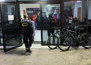 Homem é preso após agredir esposa com rodo e levar golpe de pá na cabeça