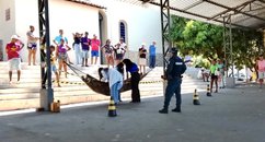 Homem em situação de rua é encontrado morto dentro de rede próximo à Igreja Matriz