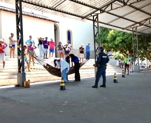 Homem em situação de rua é encontrado morto dentro de rede próximo à Igreja Matriz