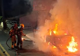 Jovem de 21 anos morre após moto ser atingida por carro e pegar fogo em Goiânia