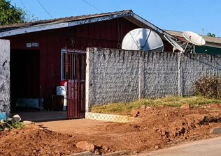 Jovem é executado a tiros dentro de casa e suspeitos são presos após fuga