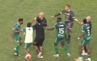 Luan, ex-Palmeiras, agride adversários com cotovelada após expulsão