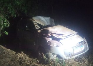 Mãe e filho morrem após Uno capotar na MT-130; três ficam feridos