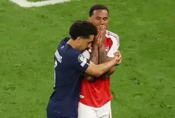 Marquinhos recebe prêmio por abraço em Magalhães na final da Champions