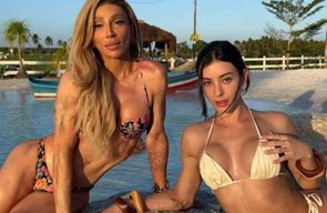 Maya Massafera e Bella Longuinho posam juntas de biquíni
