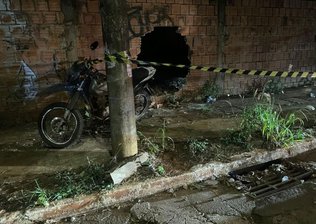 Motociclista morre ao desviar de cachorro e bater contra muro no Tijuca (vídeo)