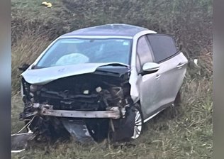 Motorista desvia de caixa que caiu de caminhão, capota carro e mata passageira em Ponta Porã