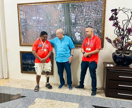 Prefeito Silvio Mendes recebe atletas da Associação Paralímpica River Plate-PI em encontro marcado pelo reconhecimento ao esporte adaptado
