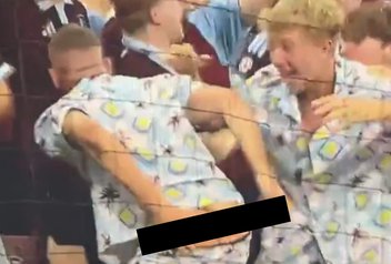 Torcedor mostra a bunda após gol do Aston Villa na Supercopa da Europa