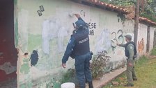 Ação policial remove pichações com símbolos de organizações criminosas no litoral
