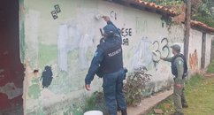 Ação policial remove pichações com símbolos de organizações criminosas no litoral