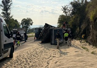 Bebê morre soterrado em tombamento de carreta um dia antes de fazer 7 meses