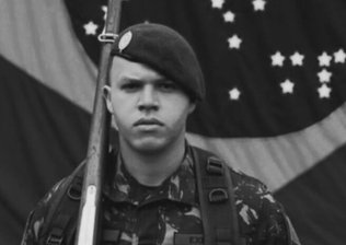 Cabo do Exército de 21 anos morre após caminhão atingir carros parados para prestar socorro