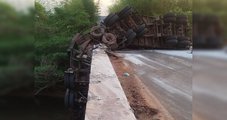 Caminhoneiro é resgatado de dentro de rio em GO após bater em ponte e cair