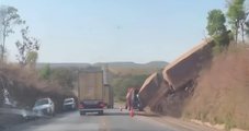 Carreta sai da pista e fica presa em barranco após acidente na BR-040 em Cristalina (GO)