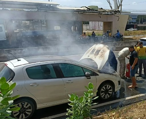 Carro pega fogo na BR 316 em Teresina e fica parcialmente destruído