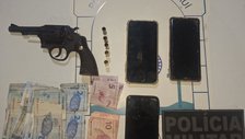 Dois homens armados assaltam comércio e deixam arma e celulares durante fuga