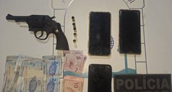 Dois homens armados assaltam comércio e deixam arma e celulares durante fuga