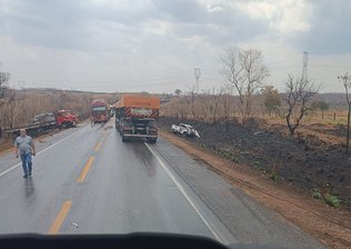 Duas pessoas morrem e uma fica ferida em colisão entre S10 e caminhão na BR-364
