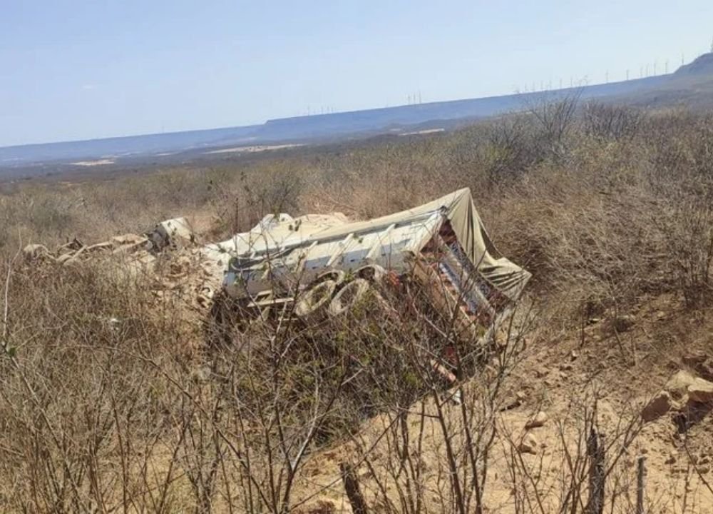 Carreta bitrem com calcário sai da pista e fere motorista no Piauí