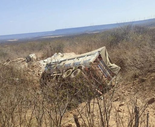 Grave acidente com bitrem carregada de calcário deixa motorista ferido em Simões
