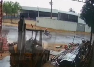 Motociclista morre após colisão com S10; vídeo registra acidente