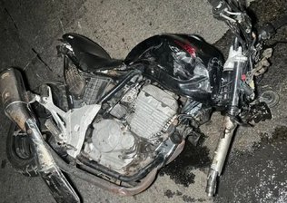 Motociclista morre após invadir contramão e bater de frente com caminhão na BR-163