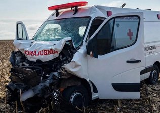 Paciente morre após ambulância de transporte de saúde bater em carreta na BR-060