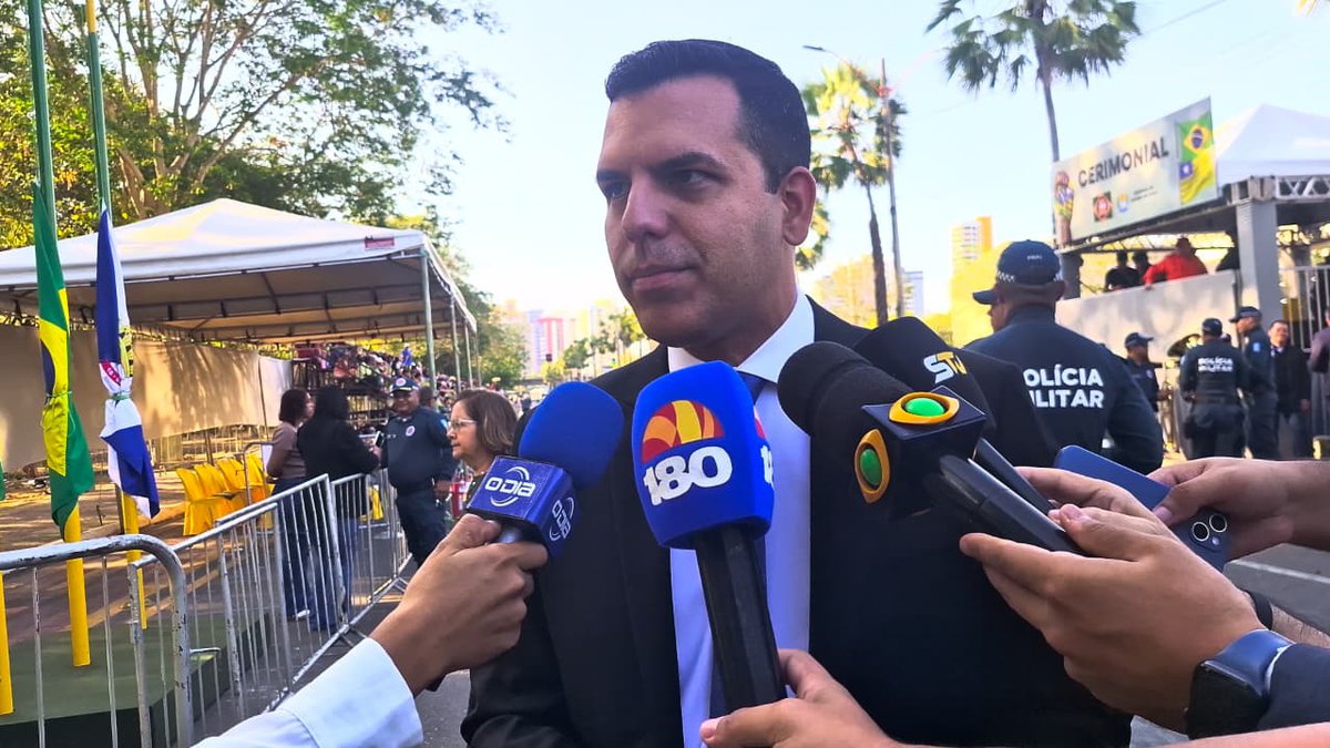 Rodrigo Torres destaca formação cidadã de estudantes durante desfile de 7 de Setembro