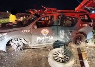 Viatura da Polícia Militar capota após motorista perder o controle do veículo na SP-294 em Marília