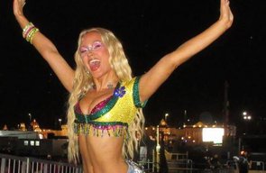 Zara Larsson se despede do Brasil dançando passinho do Jamal